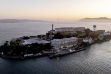 Ostrov na ktorom sa nachádza legendárna väznica Alcatraz v Sanfranciskom zálive v štáte Kalifornia. FOTO: TASR/AP