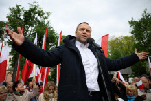 Opozičná národnokonzervatívna strana Právo a spravodlivosť (PiS) sa rozhodla v prezidentských voľbách podporiť historika Karola Nawrockého. FOTO: Reuters