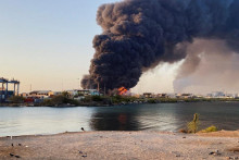 Oblak dymu a ohňa stúpajúci zo skladu paliva v meste Port Sudan. FOTO: Reuters