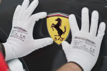 Logo Ferrari sa inštaluje na auto Ferrari v novom zariadení „e-building“ spoločnosti Ferrari. FOTO: REUTERS