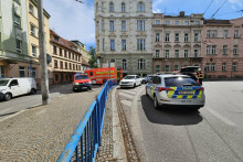 Policajti a hasiči evakuovali niekoľko budov v centre Českých Budějovíc vrátane základnej školy a polikliniky. FOTO: X/Policie ČR