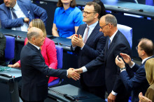 Nastupujúci nemecký kancelár Friedrich Merz si podáva ruku s odchádzajúcim nemeckým kancelárom Olafom Scholzom. FOTO: Reuters