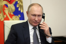 Putin v telefonáte tiež zdôraznil „rozhodujúci prínos Červenej armády a celého sovietskeho ľudu k porážke nacizmu“. FOTO: REUTERS