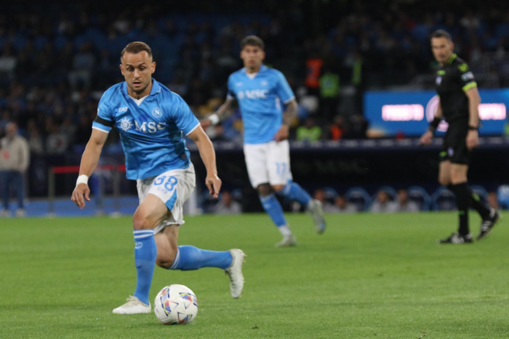 Slovenský hráč SSC Neapol Stanislav Lobotka (vľavo) počas zápasu 34. kola talianskej Serie A vo futbale SSC Neapol - FC Turín. FOTO: TASR/ANSA