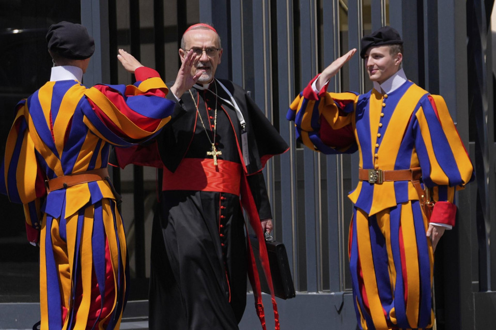 Kardinál Pierbattista Pizzaballa (uprostred) odchádza na konci stretnutia kolégia kardinálov vo Vatikáne. FOTO: TASR/AP