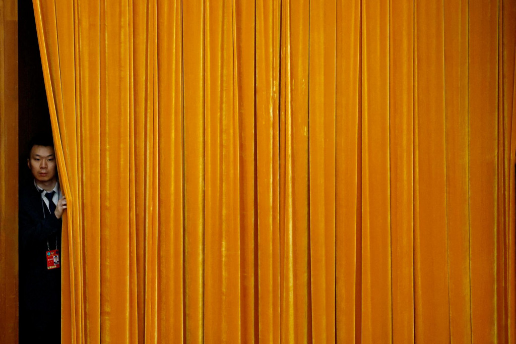 Bezpečnostný dôstojník vo Veľkej sieni ľudových zhromaždení v Pekingu v Číne 7. marca 2025. FOTO: REUTERS