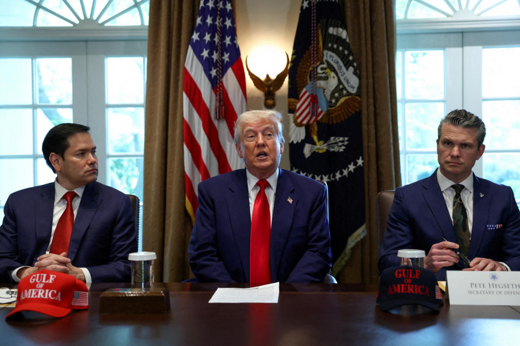 Prezident USA Donald Trump hovorí vedľa ministra obrany USA Peta Hegsetha a ministra zahraničných vecí USA Marca Rubia. FOTO: Reuters