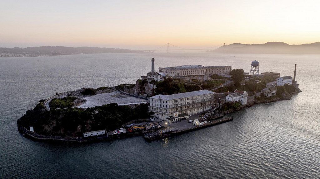 Ostrov na ktorom sa nachádza legendárna väznica Alcatraz v Sanfranciskom zálive v štáte Kalifornia. FOTO: TASR/AP
