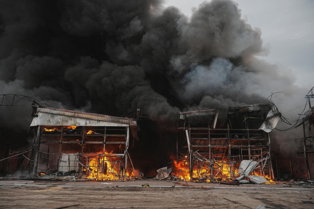Ruský dron zasiahol trh vo východoukrajinskom Charkove, kde následne vypukol požiar​. FOTO: Reuters