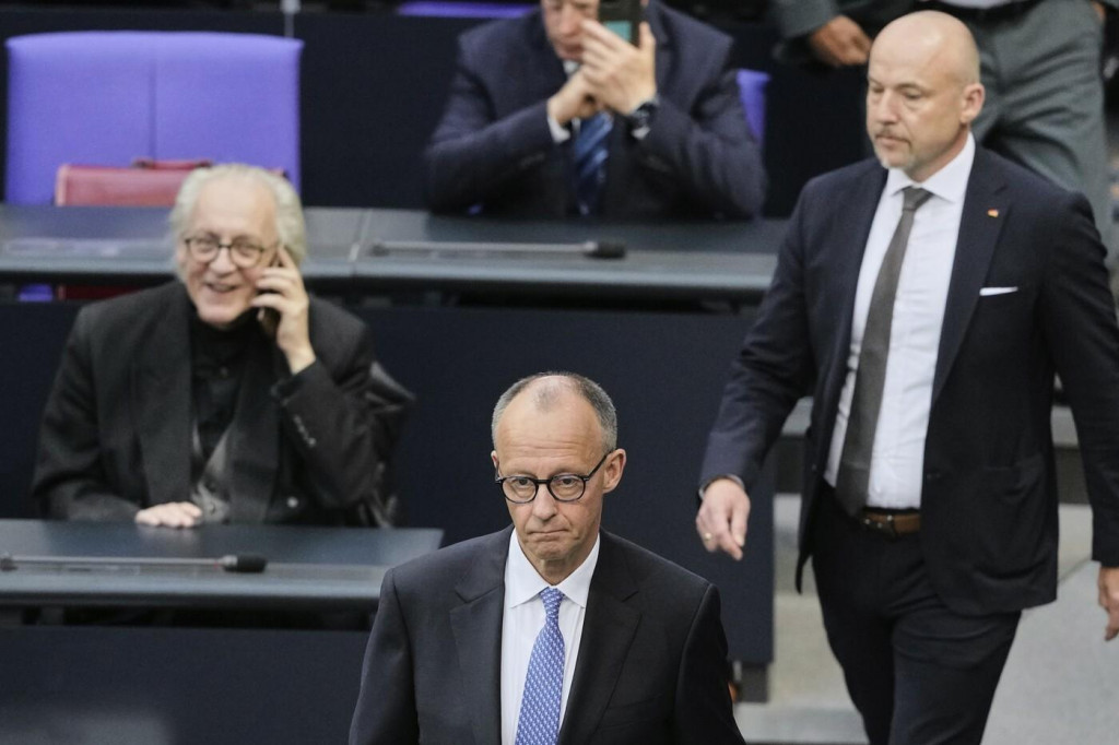 Friedrich Merz (v strede) reaguje po tom, čo v prvom kole hlasovania v Bundestagu nezískal potrebný počet hlasov na post kancelára. FOTO: Profimedia