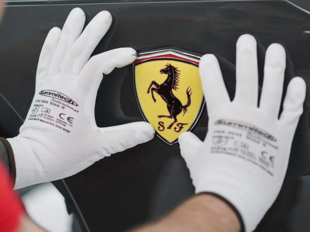Logo Ferrari sa inštaluje na auto Ferrari v novom zariadení „e-building“ spoločnosti Ferrari. FOTO: REUTERS