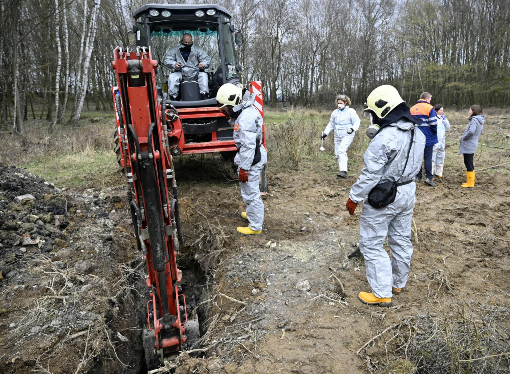 Na snímke z 30. marca 2023 odber vzoriek počas sanačných prác na skládke z bývalého závodu Chemko Strážske v lokalite Prameň.