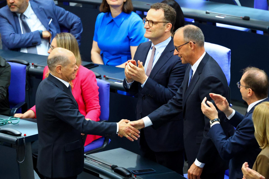 Nastupujúci nemecký kancelár Friedrich Merz si podáva ruku s odchádzajúcim nemeckým kancelárom Olafom Scholzom. FOTO: Reuters