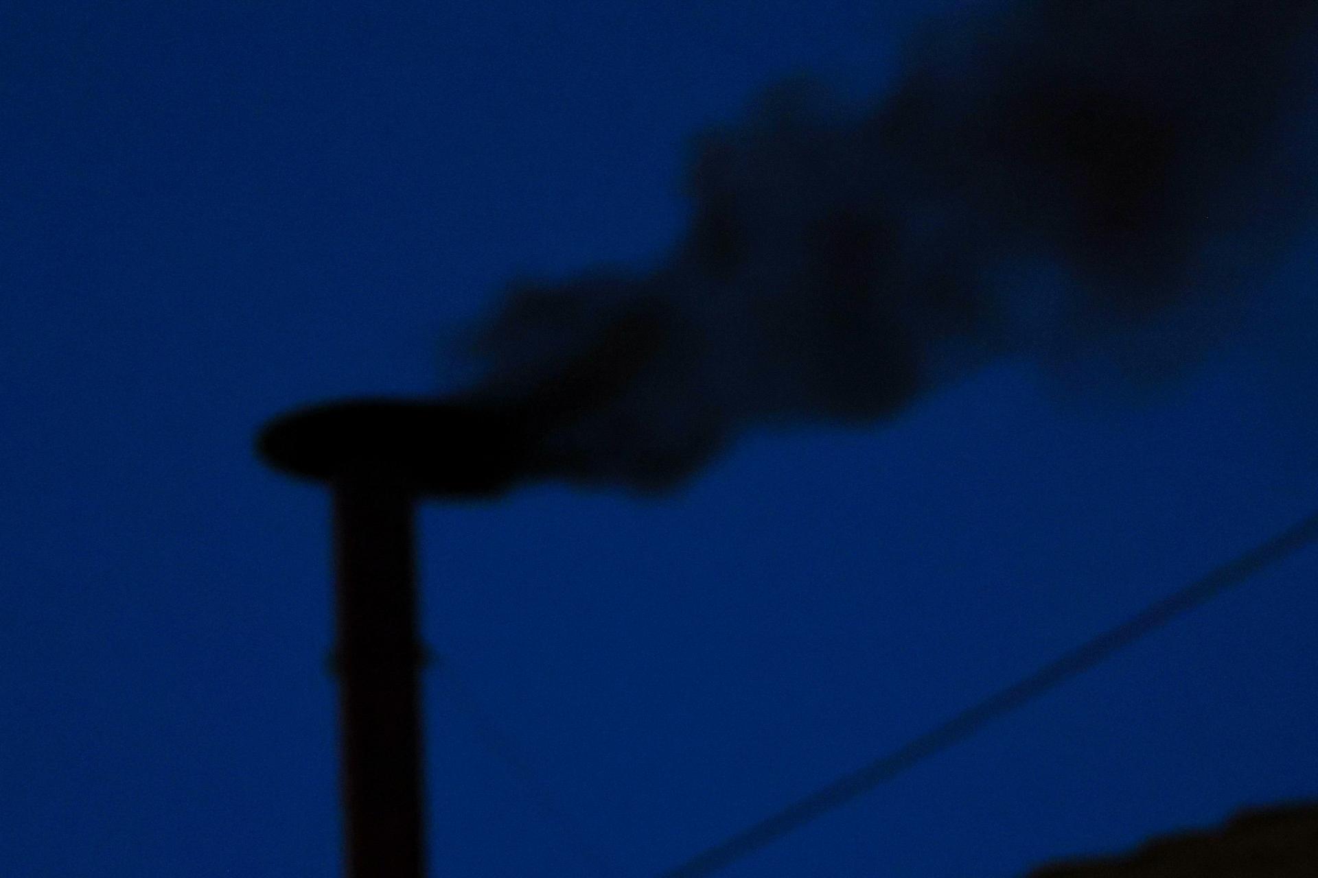 Z komína stúpa čierny dym. Konkláve v prvom kole nového pápeža nezvolilo