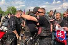 V strede záberu sa objímajú zakladateľ a ústredná postava ruského motorkárskeho gangu Noční vlci Alexander Zaldostanov (vľavo) a šéf slovenskej odnože Nočných vlkov Jozef Hambálek. FOTO: Facebook/Eric Reuter