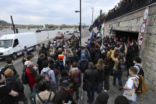 Sympatizanti maďarského hnutia Momentum protestujú proti schválenej novele ústavy o zmene zákona o zhromažďovaní v Budapešti (14. apríla 2025). FOTO: TASR/AP