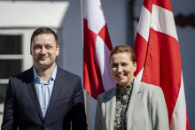 Dánska premiérka Mette Frederiksenová (vpravo) pózuje s grónskym premiérom Jensom-Frederikom Nielsenom počas ich stretnutia v dánskom meste Kongens Lyngby. FOTO: TASR/AP