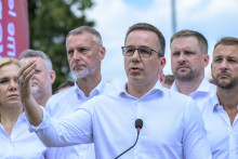 Na snímke uprostred minister práce, sociálnych vecí a rodiny Erik Tomáš počas tlačovej konferencie predstaviteľov zo strany Hlas-SD.

FOTO: TASR/V. Mihaliková