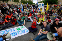 Ľudia sa zúčastňujú protestu proti izraelskej vláde a premiérovi Benjaminovi Netanjahuovi a na podporu prepustenia všetkých rukojemníkov v zajatí v Gaze. FOTO: Reuters