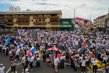 Ľudia protestujú proti memorandu podpísanému panamským prezidentom José Raúlom Mulínom a USA, ktoré by umožnilo americkým vojnovým lodiam voľný prechod cez Panamský prieplav. FOTO: Reuters