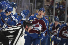 Česk&yacute; hokejista v drese Colorada Avalanche Martin Nečas (uprostred). FOTO: TASR/AP