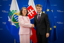 Veľvyslankyňa San Marína vo Viedni Elena Molaroni sa v máji minulého roka stretla v Bratislave so štátnym tajomníkom slovenskej diplomacie Marekom Eštokom. FOTO: MZV