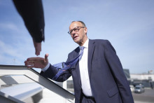 Nový nemecký kancelár Friedrich Merz nastupuje do lietadla v Berlíne. FOTO: TASR/AP