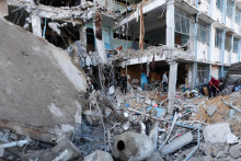 Palestínčania kontrolujú miesto izraelského útoku na školu UNRWA, ktorá poskytuje útočisko vysídleným osobám. FOTO: Reuters