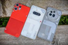 Spoločnosť Nothing tento rok priniesla hneď tri cenovo dostupné modely. Červený CMF Phone 2 Pro, biely Nothing Phone (3a) a sivý Nothing Phone (3a) Pro majú mnoho totožného, ale nájdu sa aj vlastnosti, v ktorých sa líšia.