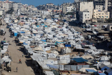 Palestínčania, vysídlení izraelskou vojenskou ofenzívou, sa ukrývajú v stanovom tábore v meste Gaza. FOTO: Reuters