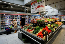Tržby predajcov potravín, nápojov a tabaku v marci v eurozóne medziročne stúpli o 0,6 percenta a v EÚ o 0,1 percenta. FOTO: Reuters