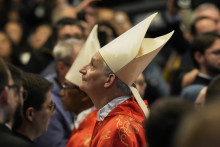 Kardinál Matteo Maria Zuppi sa pozerá počas svätej omše za voľbu pápeža (Pro eligendo Romano Pontifice) v Bazilike sv. Petra vo Vatikáne. FOTO: TASR/AP