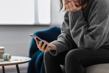 Riešenie v úzkosti existuje: krízová linka dôvery, ktorej číslo vytočíte a ujme sa vás empatický hlas, ktorý pomôže a poradí. FOTO: Shutterstock
