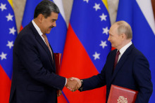 Ruský prezident Vladimir Putin si podáva ruku s venezuelským prezidentom Nicolasom Madurom. FOTO: Reuters