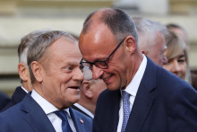 Nemecký kancelár Friedrich Merz sa vo Varšave stretol s poľským premiérom Donaldom Tuskom. FOTO: Reuters
