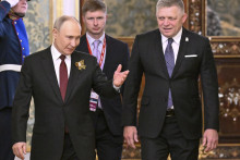 Ruský prezident Vladimir Putin a premiér Slovenskej republiky Robert Fico vstupujú do haly počas ich stretnutia v Kremli pred vojenskou prehliadkou pri príležitosti osláv Dňa víťazstva nad fašizmom v Moskve 9. mája 2025. FOTO: TASR/AP