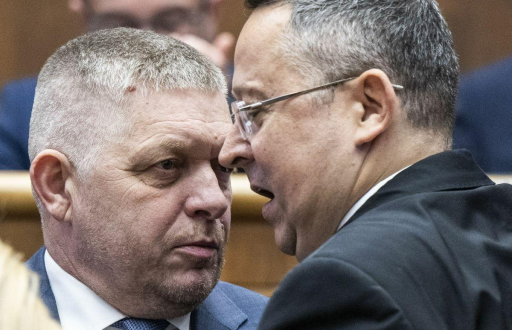 Premiér Robert Fico a minister financií Ladislav Kamenický.

FOTO: TASR/ J. Kotian