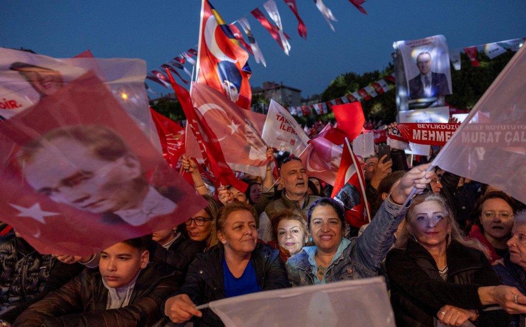 Podporovatelia Ekrema Imamoglua sa zúčastňujú zhromaždenia na protest proti jeho zatknutiu v Istanbule. FOTO: Reuters