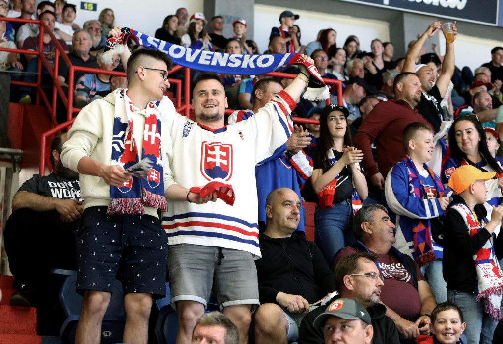 Slovenskí fanúšikovia. FOTO: TASR/Ján Krošlák