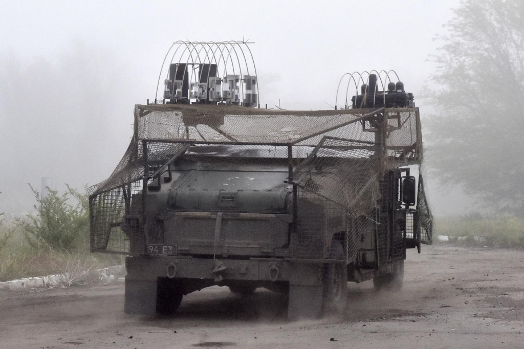 Ukrajinské vojenské obrnené vozidlo Hummer s proti-dronovým systémom jazdí na svoju pozíciu na frontovej línii v Záporožskej oblasti na juhovýchode Ukrajiny. FOTO: TASR/AP