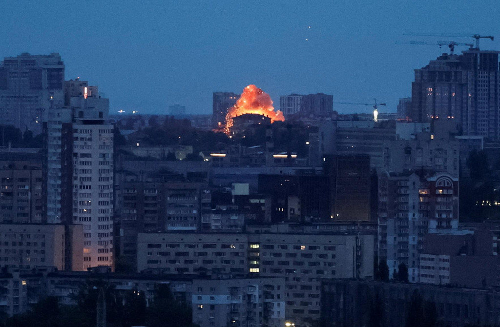 Výbuch dronu počas útoku na Kyjev. FOTO: Reuters