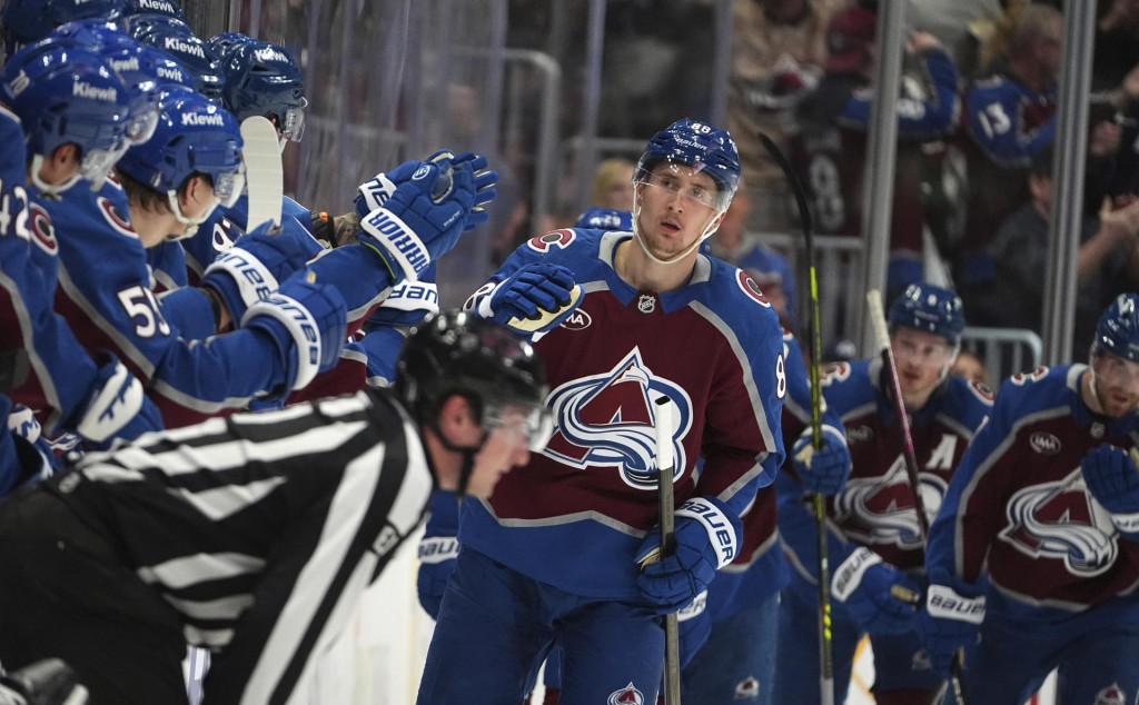 Český hokejista v drese Colorada Avalanche Martin Nečas (uprostred). FOTO: TASR/AP