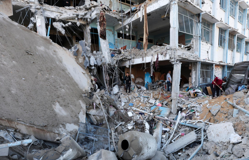 Palestínčania kontrolujú miesto izraelského útoku na školu UNRWA, ktorá poskytuje útočisko vysídleným osobám. FOTO: Reuters