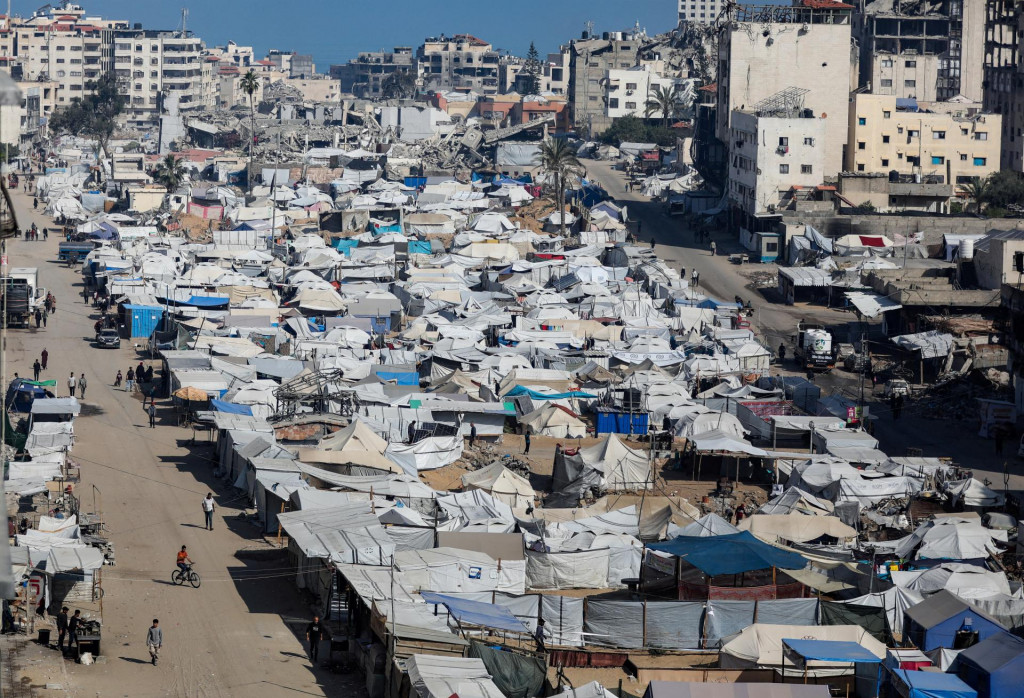 Palestínčania, vysídlení izraelskou vojenskou ofenzívou, sa ukrývajú v stanovom tábore v meste Gaza. FOTO: Reuters