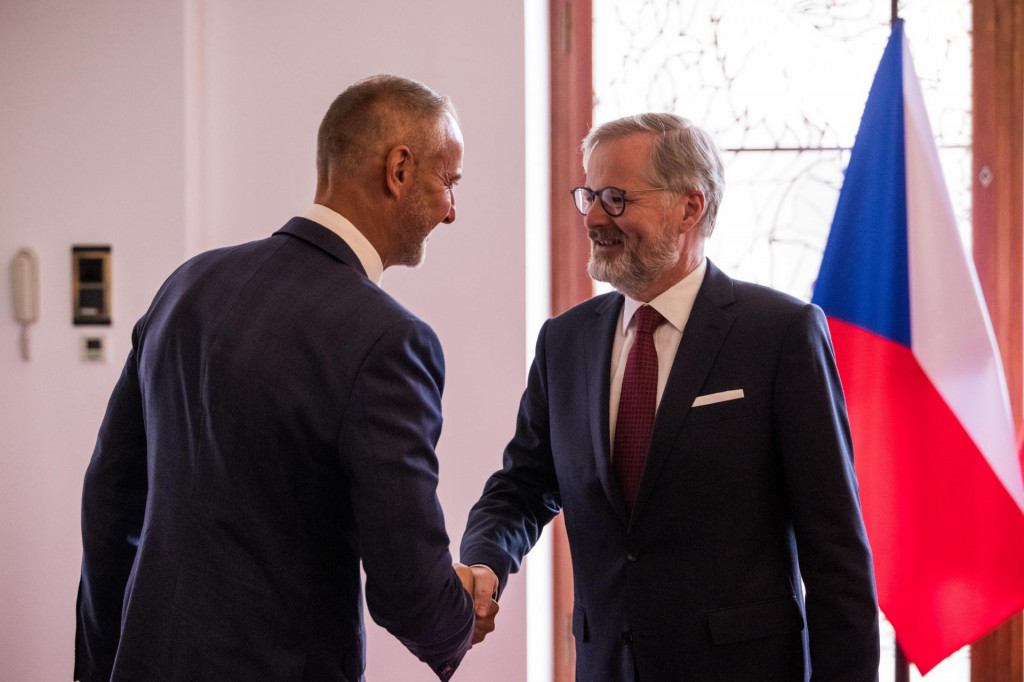 Predseda Národnej rady Richard Raši (Hlas-SD) a český premiér Petr Fiala sa zdravia počas stretnutia v Prahe. FOTO: TASR/Kancelária Národnej rady Slovenskej republiky