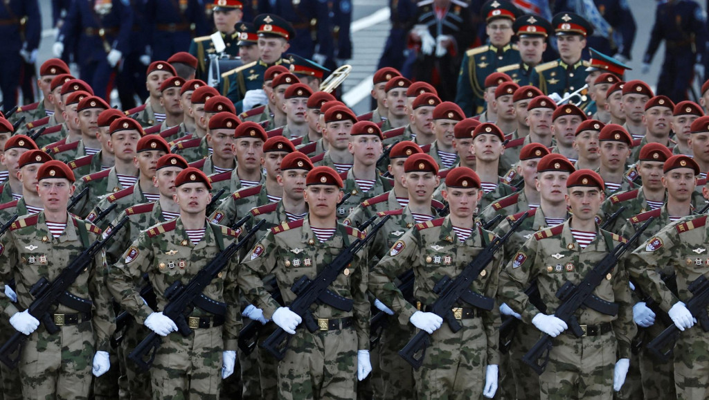Ruskí vojaci nacvičujú na prehliadku pri príležitosti 80. výročia konca druhej svetovej vojny. FOTO: Reuters