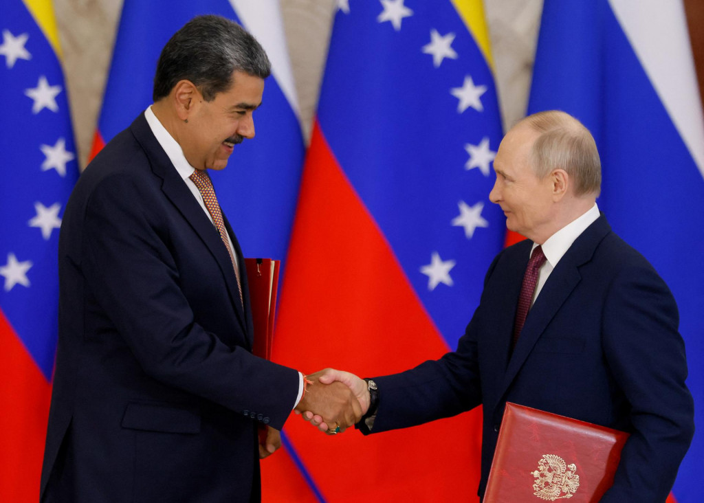 Ruský prezident Vladimir Putin si podáva ruku s venezuelským prezidentom Nicolasom Madurom. FOTO: Reuters