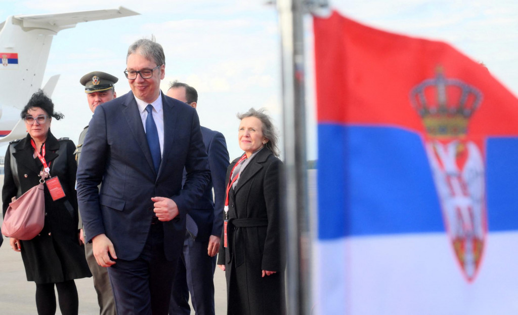 Srbský prezident Aleksandar Vučić sa zúčastnil privítacieho ceremoniálu po prílete na letisko v Moskve. FOTO: Reuters