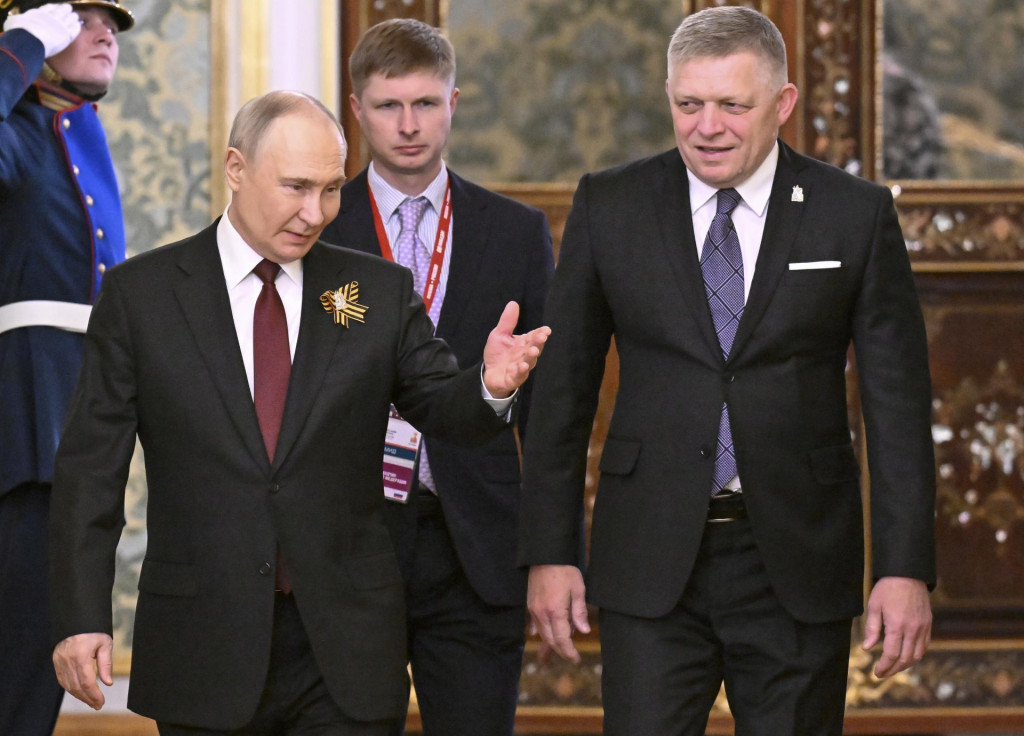 Rusk&yacute; prezident Vladimir Putin a premi&eacute;r Slovenskej republiky Robert Fico vstupuj&uacute; do haly počas ich stretnutia v Kremli pred vojenskou prehliadkou pri pr&iacute;ležitosti osl&aacute;v Dňa v&iacute;ťazstva nad fa&scaron;izmom v Moskve 9. m&aacute;ja 2025. FOTO: TASR/AP