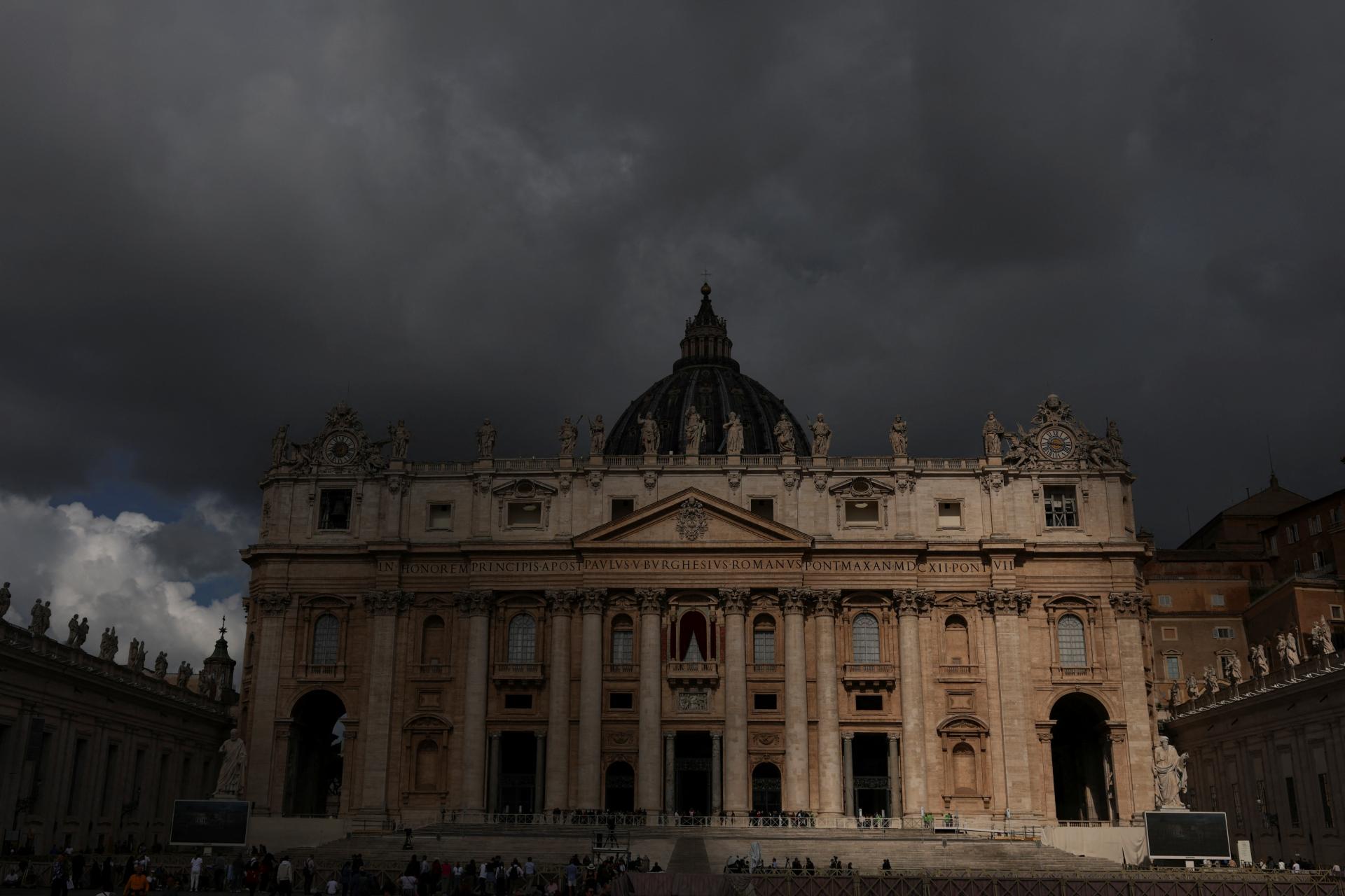Kardináli pokračujú vo voľbe pápeža v druhý deň konkláve